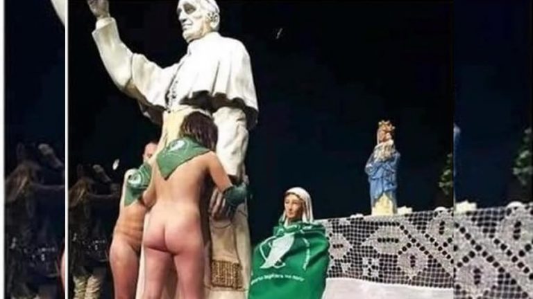 Rafaela: bailaron desnudos con pañuelos verdes sobre una imagen de la Virgen y el papa Francisco