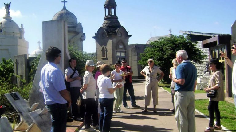 Organizan recorrida al cementerio