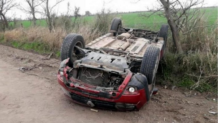 Una camioneta volcó en zona rural de Maunier