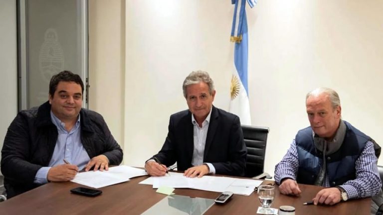 Los estatales acordaron una mejora salarial con el Gobierno