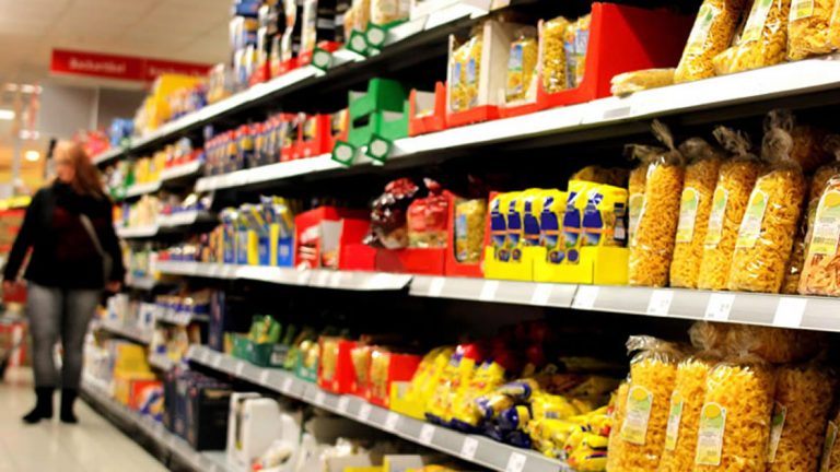 Los productos secos y envasados empujan el alza de la canasta del súper