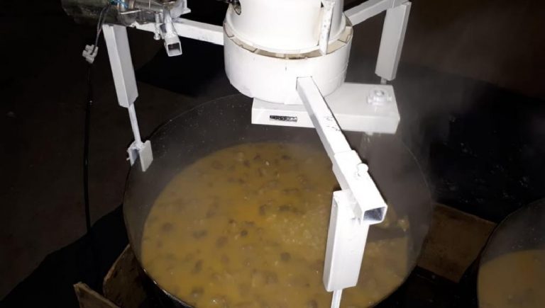 La máquina para revolver locro nació en la EFO