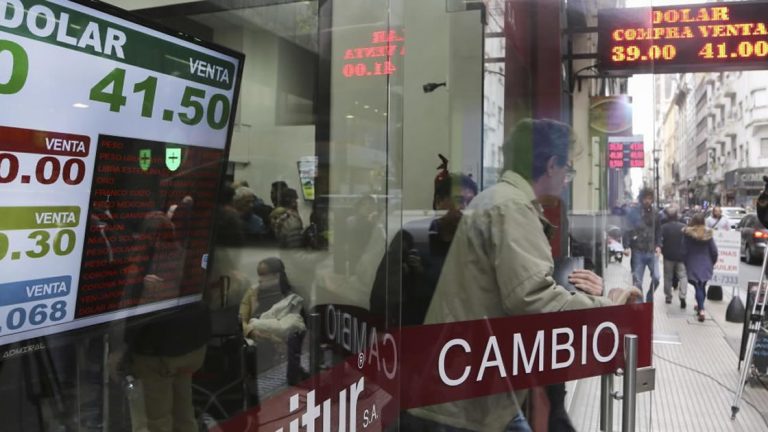 Con gran desconfianza, el dólar sin techo
