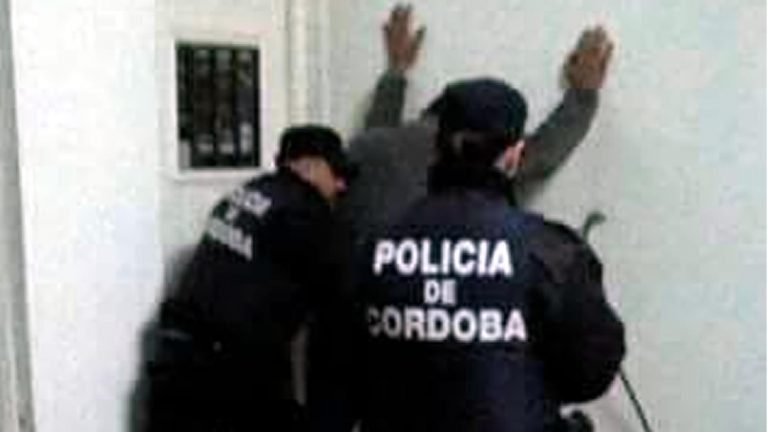 Detienen a hombre por violencia familiar en Brinkmann