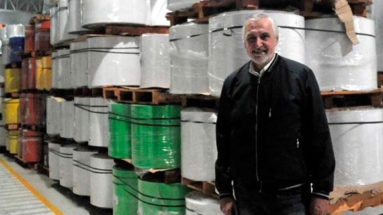 «En vez de dolares, compramos plástico para trabajar»