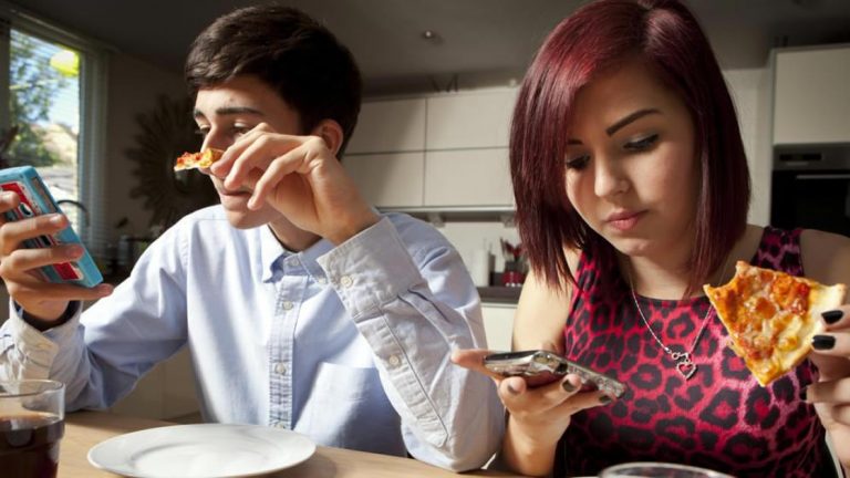 Los centennials argentinos revisan tanto su celular que nada cambió desde la última vez que lo vieron