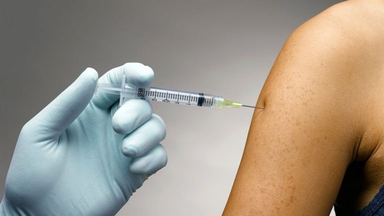 Vacunación antigripal: desde mañana se comienza vacunar a mayores de 65 años
