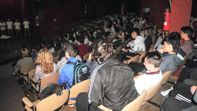 Alumnos concientizan sobre educación vial