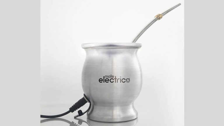 Un argentino creó un mate electrónico para que la yerba no se lave ni se enfríe