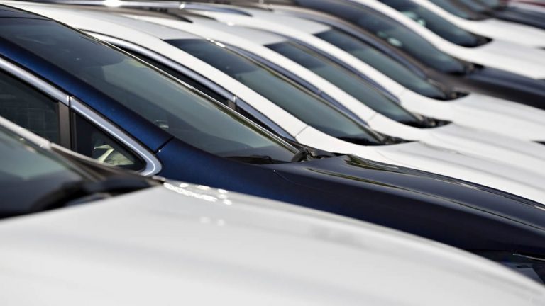 El patentamiento de autos cayó un 52% en abril