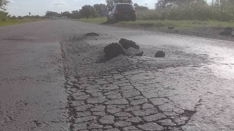 Ruta Nº 158: Una familia de Paraguay quedó varada en Las Varas al romper su auto en un pozo