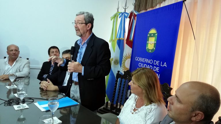 Ministro Avalle entregó aporte de $1.700.000 al Parque Industrial Regional