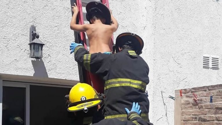 Bomberos rescató a un niño de una vivienda
