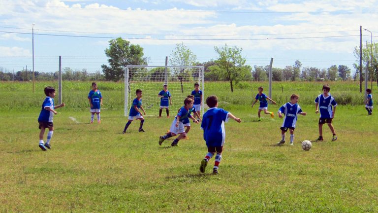 UTN inscribe a la escuela de fútbol y para el taller de tango «Vida Mía»