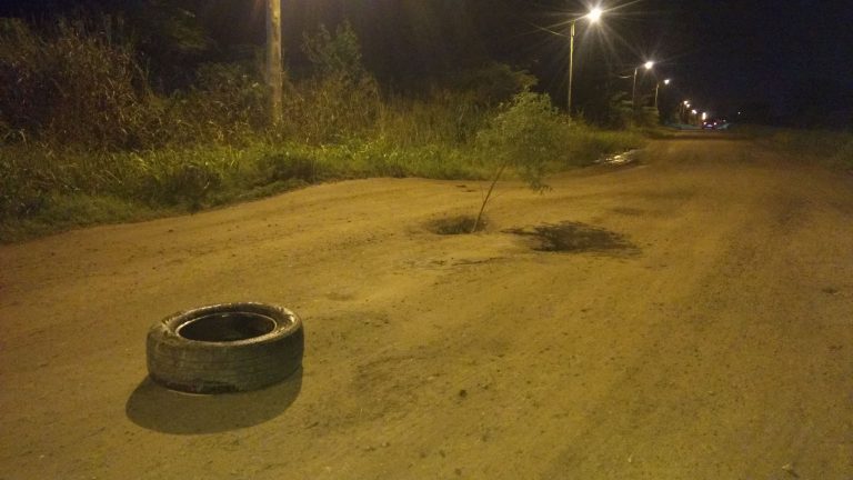 Vecinos reclaman por un pozo en Av. Juan de Garay