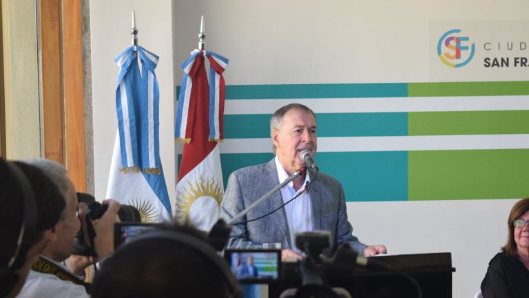 Schiaretti anunció un extra de $2.000 para la Tarjeta Social