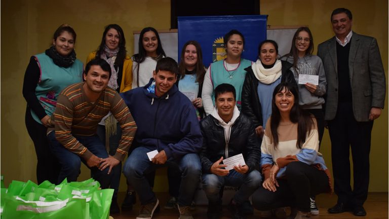 Municipio entrego 490 becas educativas y deportivas