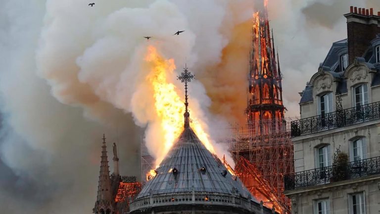 Se incendia la catedral Notre Dame en París: se derrumbaron el techo y la aguja de la torre principal
