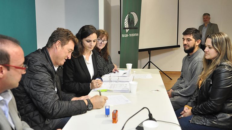 Entrega de escrituras sociales a 16 familias de Barrio Parque