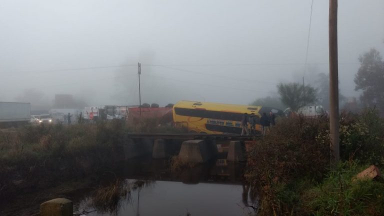 La Francia: Grave accidente entre colectivo y camión