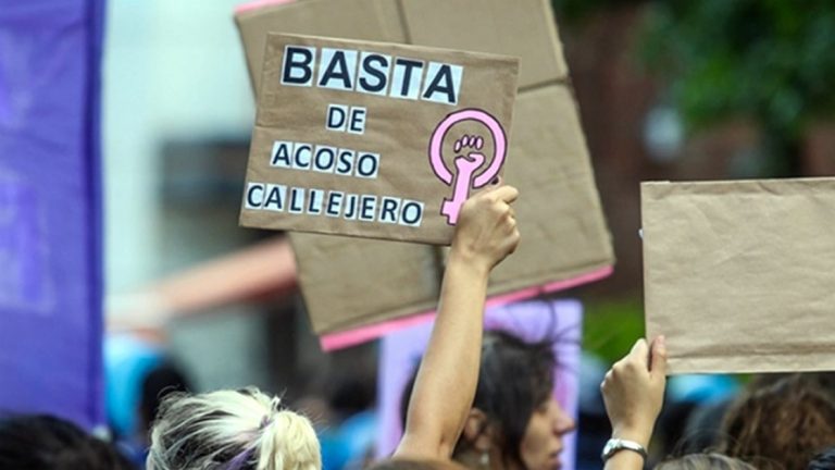 El Gobierno promulgó este miércoles la ley que prohíbe el acoso callejero