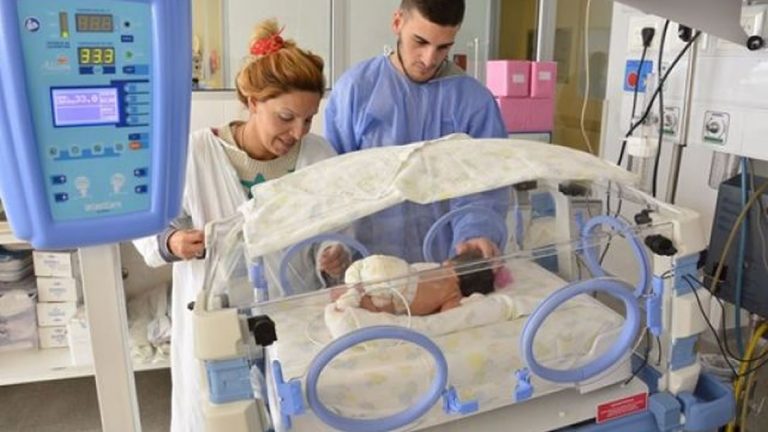 Mientras le daba de comer a su bebé, le robaron