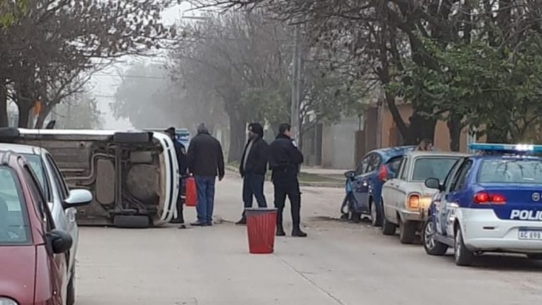 Descompensación y vuelco frente a colegio