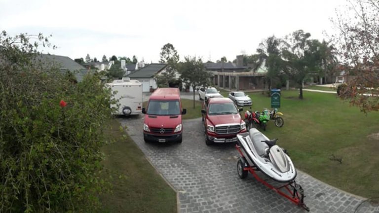 Mansión con pileta y moto de agua: los obscenos lujos de los proxenetas millonarios de Rafaela