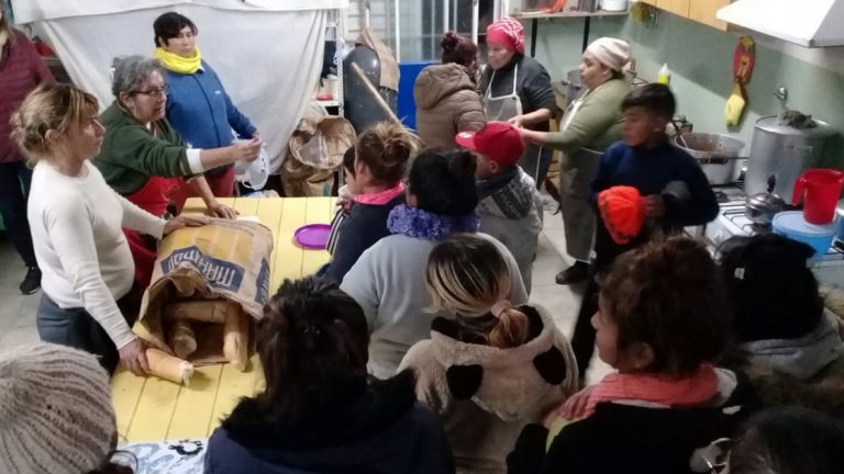 Más de 100 personas asistieron a una Olla Popular en San Cayetano