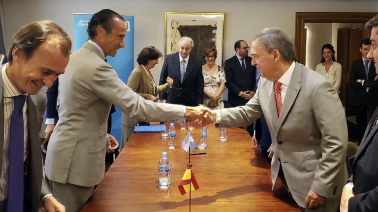Schiaretti firmó en Madrid el financiamiento para la nueva Maternidad Provincial