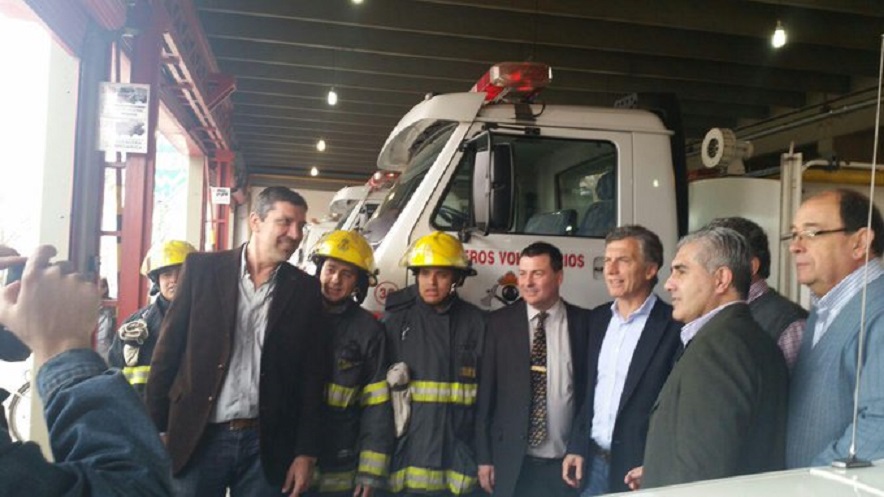 Mauricio Macri en la campaña 2015 visitando a los Bomberos de San Francisco