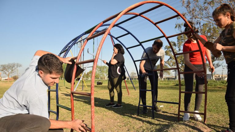 Alumnos del PIT pintaron juegos del Paseo Belgrano