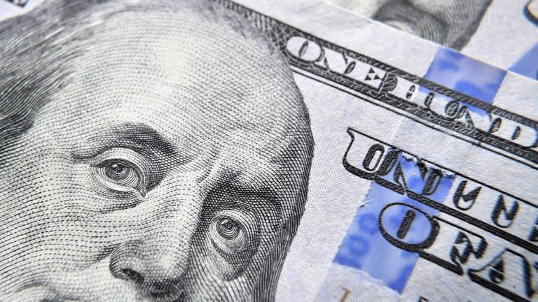 El dólar cerró a $65, previo a las elecciones