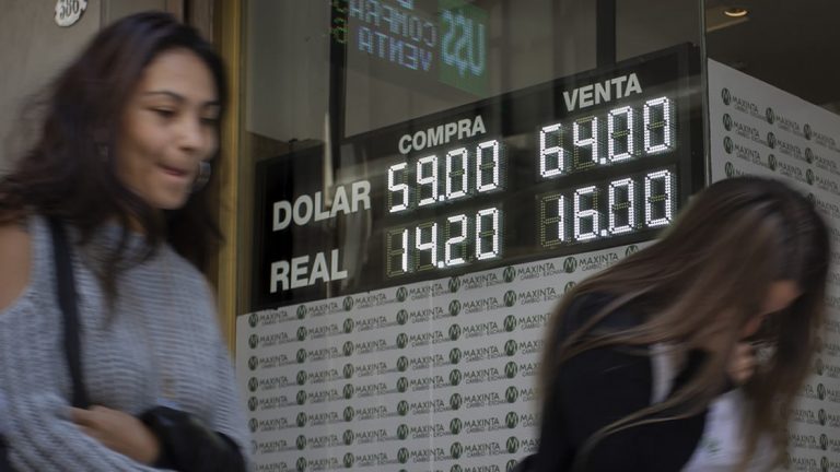 El dólar cerró en baja este lunes tras el endurecimiento del cepo cambiario