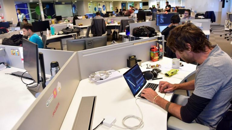 A contramano de otras industrias, la del “software” crece en ventas y empleos