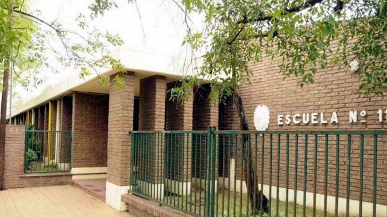Se llevan las chapas de una escuela