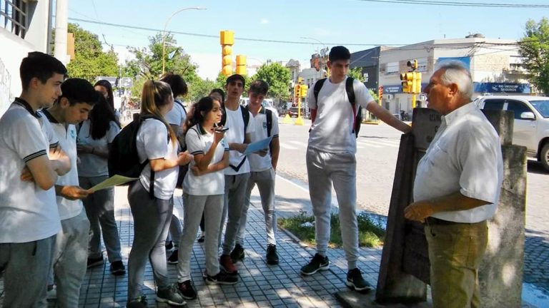 Estudiantes de la Escuela Normal recorrieron el Eje de Centenario