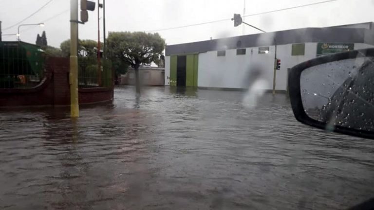 Arroyito: una fuerte lluvia anegó varias calles en la ciudad