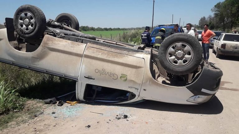 Accidente en camino rural entre dos camionetas