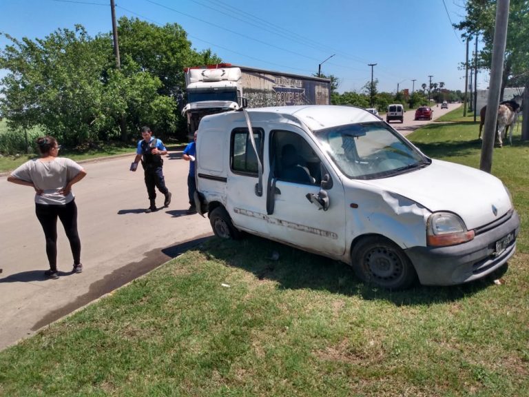 Utilitario volcó cerca del cementerio