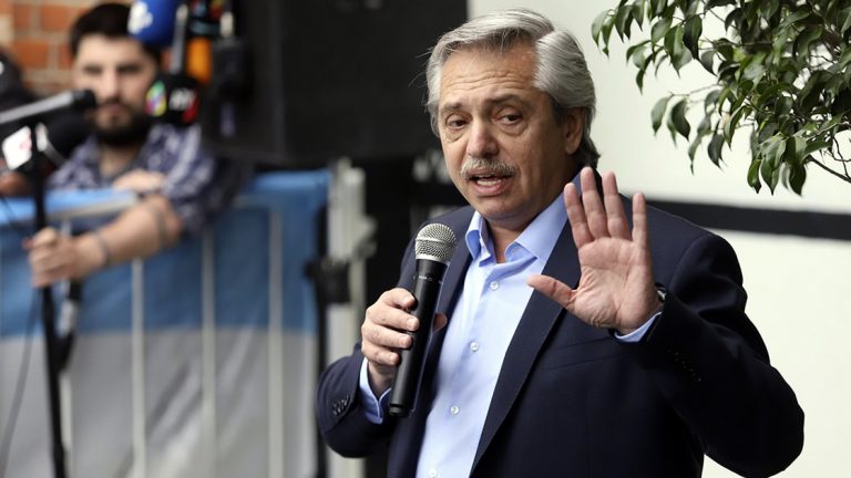 El Gobierno oficializó el aumento de 4000 pesos para los empleados estatales