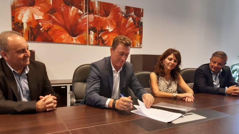 El intendente García Aresca firmó un convenio de colaboración con el gobierno de Santa Cruz