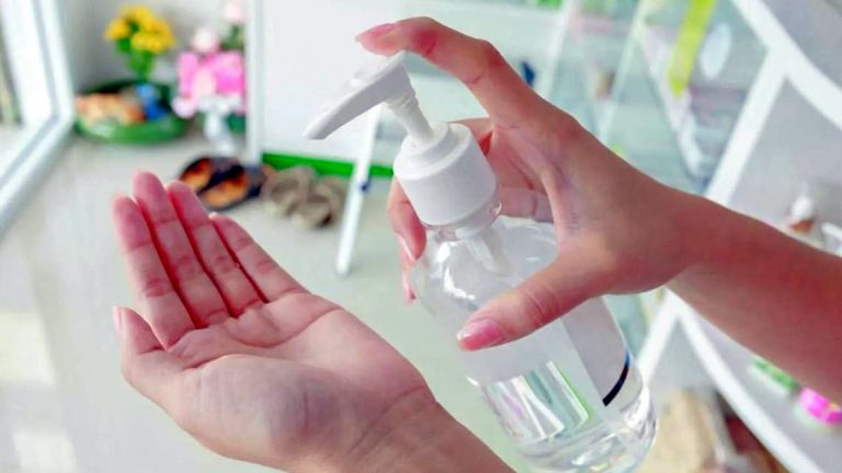 En la provincia, ya se vende alcohol en gel fraccionado en las farmacias a $100 los 250 cc
