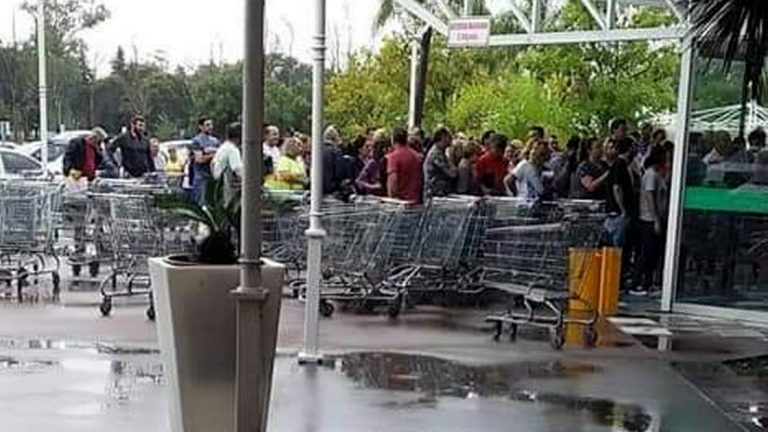 La gente se agolpó en el Hipermercado para hacer compras