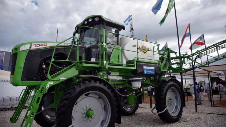 Restricciones a las importaciones frenan a la maquinaria agrícola, metalúrgicas y al comercio