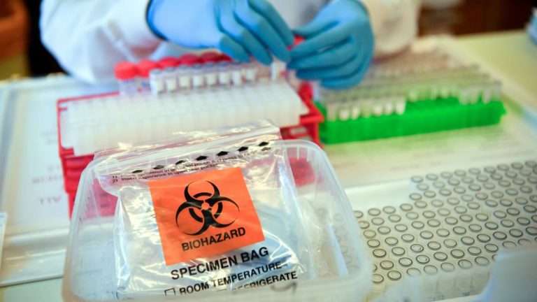 Estados Unidos usará la sangre de los que superaron el coronavirus para tratar enfermos