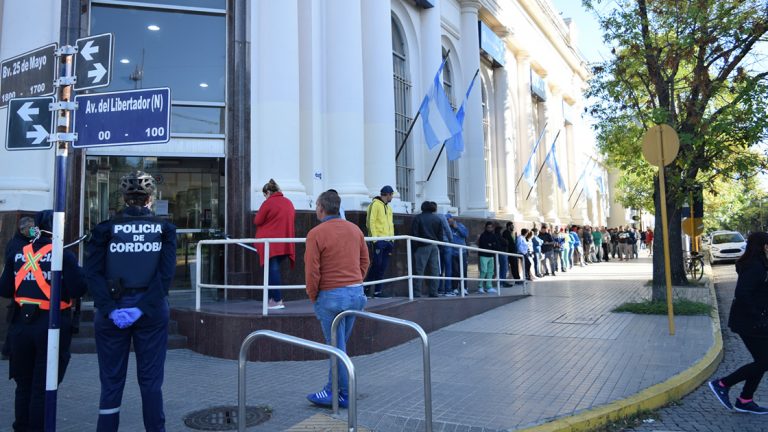 En San Francisco, el microcentro se pobló de gente por la apertura de bancos