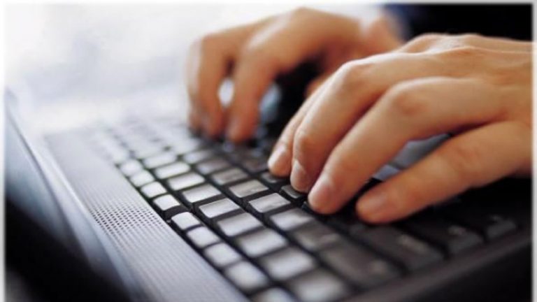 La Provincia adjudicó la compra de 60 mil notebooks escolares