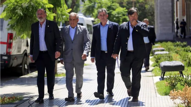 El campo rechazó la decisión de retirar al país de las negociaciones del Mercosur
