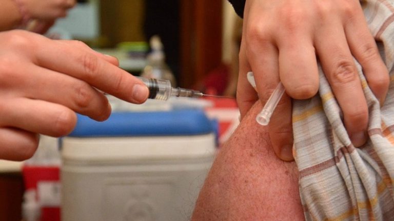 Antigripal: Este viernes, continúa la vacunación casa por casa
